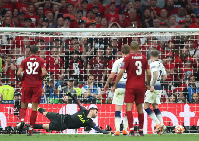 Anglijas futbola klubs "Liverpool" sestdien Spānijas galvaspilsētā Madridē izcīnīja UEFA Čempionu līgas trofeju.