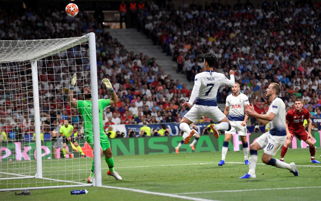 Anglijas futbola klubs "Liverpool" sestdien Spānijas galvaspilsētā Madridē izcīnīja UEFA Čempionu līgas trofeju.