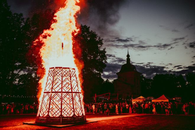 Sestdien Valmiermuižā vasaras saulgriežu laikā tautas tradīciju izzinātājus un dažādu tautu un žanru mūzikas cienītājus gaidīs etnofestivāls “Sviests”.