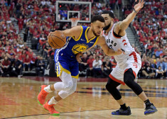 Finālsērijas otrajā spēlē "Warriors" izbraukumā ar rezultātu 109:104 (26:17, 28:32, 34:21, 21:24) pieveica Toronto "Raptors".