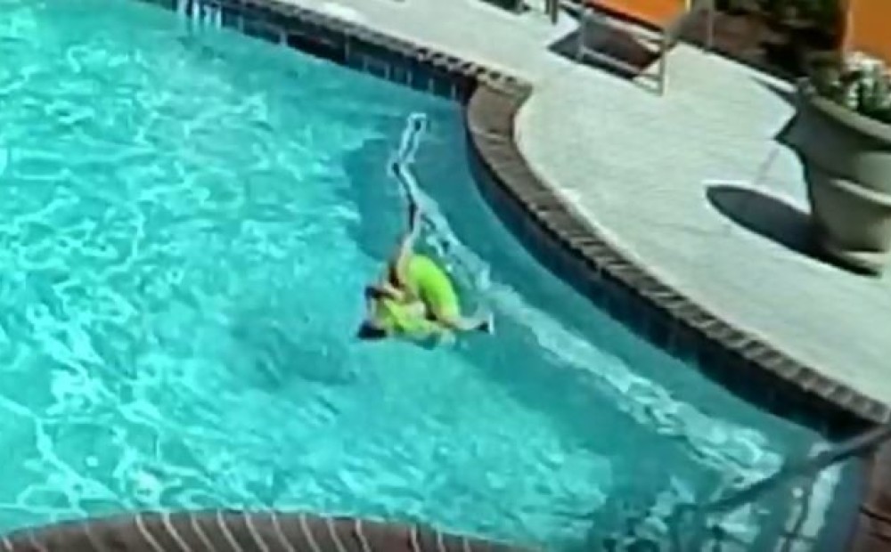 VIDEO: varonīga meitene Džordžijā no nāves paglābj trīsgadīgo māsu, kura ar peldriņķi neveiksmīgi ielēkusi baseinā