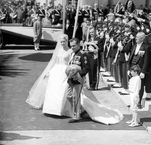 Monako princis Rainers un princese Greisa Kellija kāzu dienā 1956. gadā.