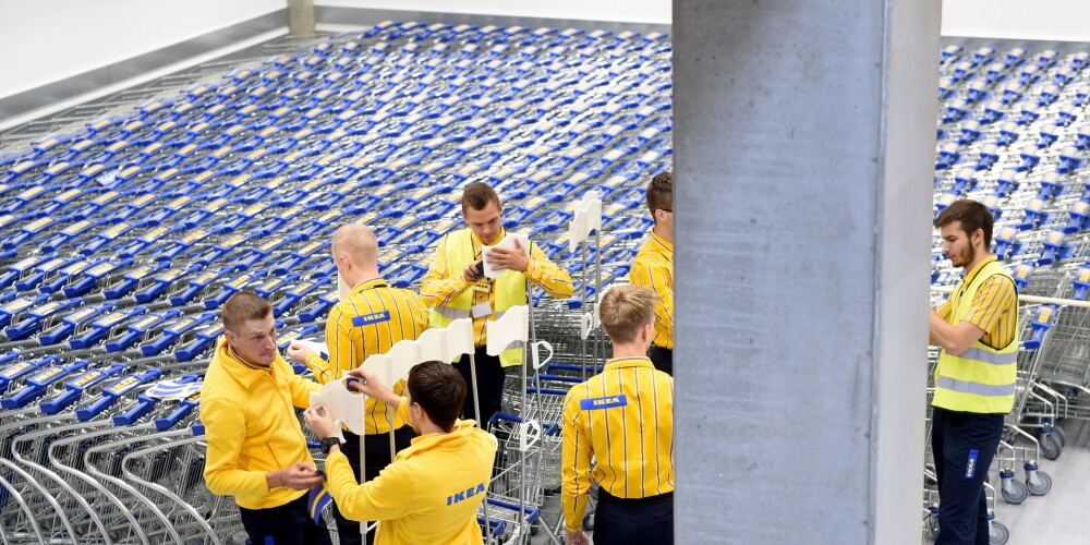 "Какого черта мы не можем везти ребенка в тележке?!": Посетители рижского IKEA раздражены