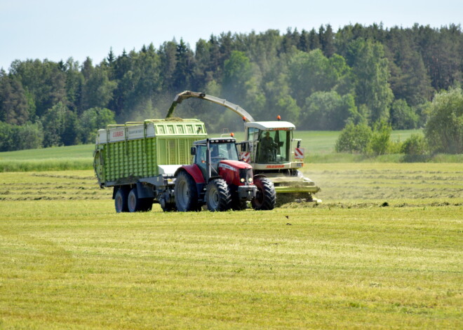 Traģisks negadījums Piņķos: pakļūstot zem zāles pļaušanas traktora, gājis bojā vīrietis