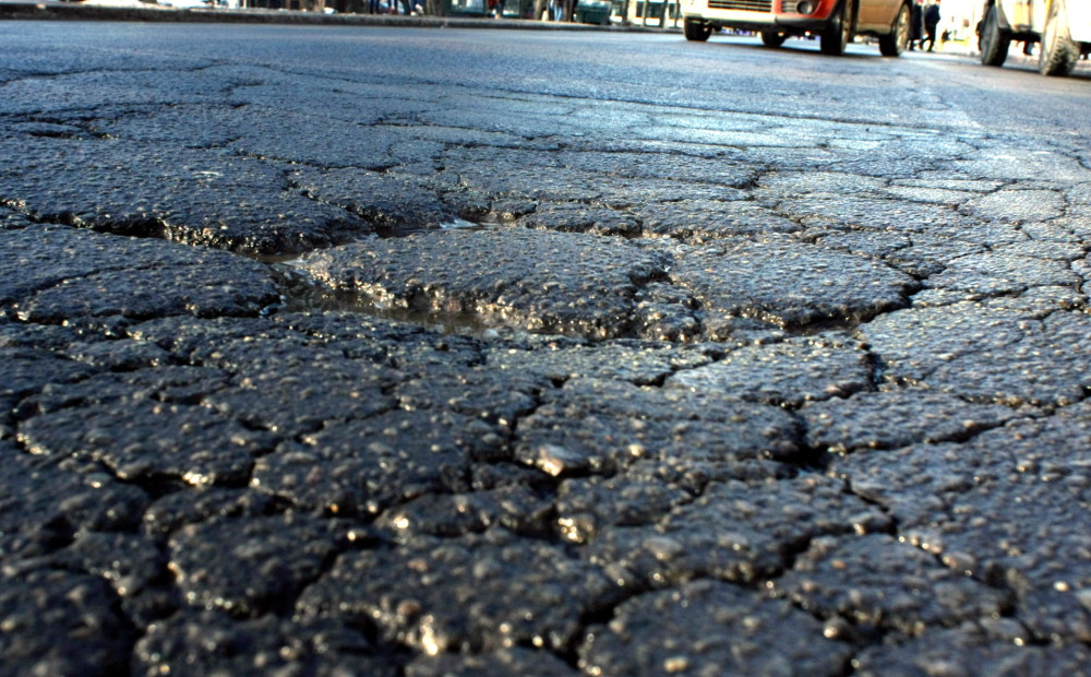 Karstajā laikā uz veca asfalta seguma ceļiem var veidoties izsvīdumi