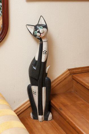 Bez 16 īstiem kaķiem te ir arī dekoratīvs „murrātājs”.