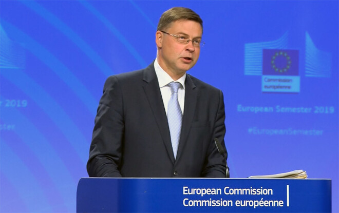 "Mēs esam secinājuši, ka pret Itāliju ir pamatoti sākt pārmērīga budžeta deficīta procedūru," sacīja EK viceprezidents Valdis Dombrovskis.