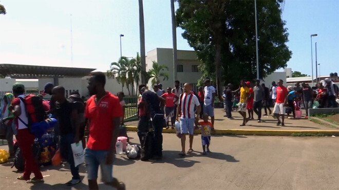 Apmēram 420 migrantu tika aizturēti un ar autobusiem aizvesti uz migrantu aizturēšanas centru.