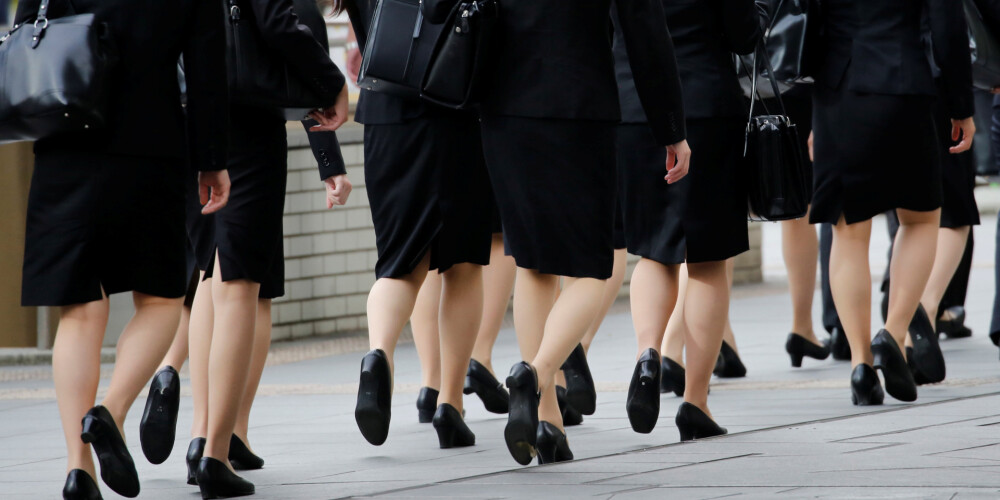 Japānas veselības ministrs: prasība sievietēm darbā nēsāt augstpapēžu kurpes ir nepieciešama