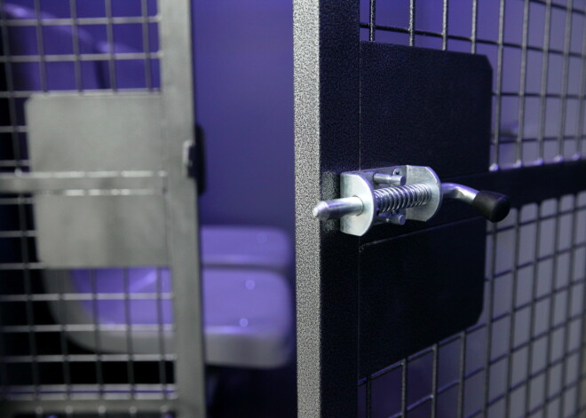 Apcietināts vīrietis, kurš vairāku kilometru garumā Zemgalē ceļmalas nolaistījis ar indi