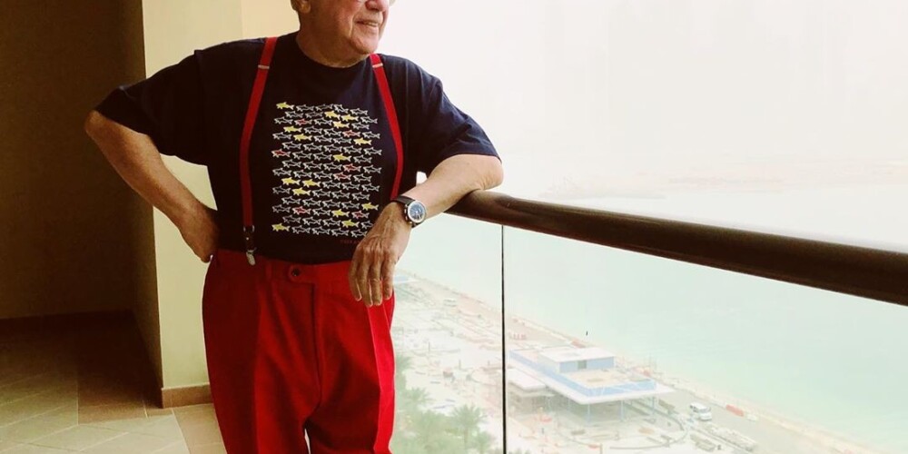 Лоферы Gucci и красные подтяжки: как Евгений Петросян отдыхает в Дубае
