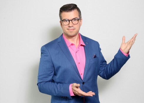 Lai arī kadrā iesācējs, Raitis Zapackis stājies divu zināmu moderatoru vietā.