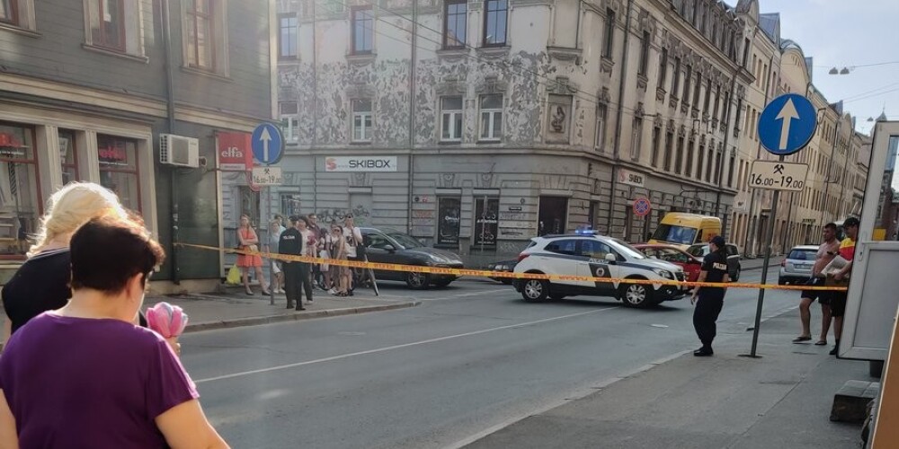Nebrauca ne tramvaji, ne trolejbusi - ceturtdienas novakarē policija uz vairākām stundām aptur satiksmi Rīgas centrā
