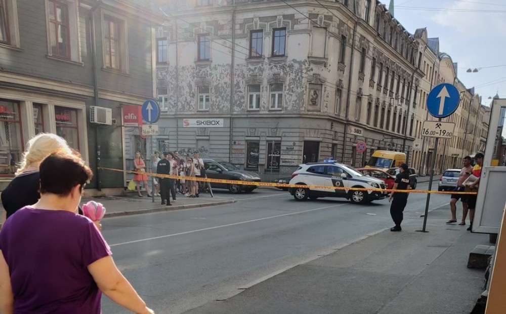Nebrauc ne tramvaji, ne trolejbusi - policija šovakar apturējusi satiksmi Kr.Barona un Tallinas ielas krustojumā
