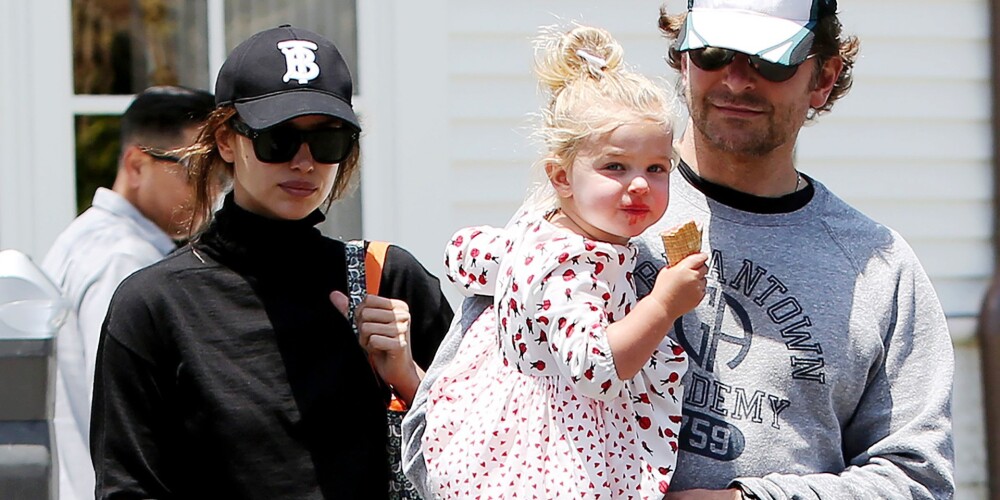 Irina Šaika un Bredlijs Kūpers ar meitu.