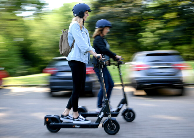 Parīzē aizliedz ar elektroskūteriem braukt pa parkiem, dārziem un ietvēm