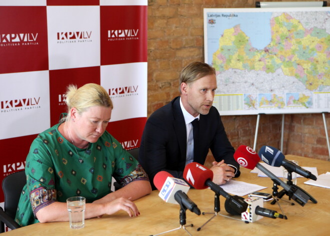 Deputāti Gobzems un Liepiņa Jūrmalā iešmauc bez caurlaides