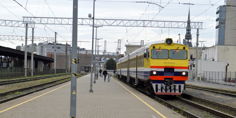 Sestdien tiks norīkoti papildu 17 vilcieni maršrutā Rīga-Dubulti-Rīga