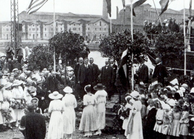 Būs kā 1919.gadā: Liepājas ostā atkal piestās "Saratov" - un no tā izkāps Kārlis Ulmanis