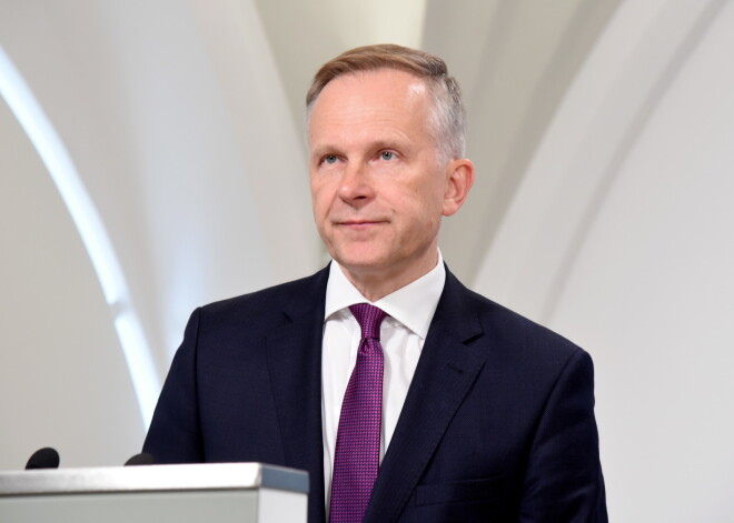 Apbērts ar neērtiem jautājumiem, Rimšēvičs konferencē norāda uz nomelnošanas kampaņu