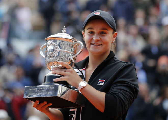 Bārtija pārliecinoši triumfē pārsteigumiem pārbagātajā "Roland Garros"