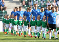 Igaunijas futbolisti dodas laukumā pirms mača pret Ziemeļīriju.