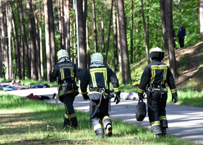 Dzēšot bīstamu ugunsgrēku Stradu pagastā, cietuši trīs ugunsdzēsēji