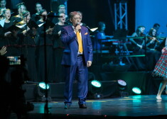 FOTO: estrādes zvaigznes sumina Jāni Peteru viņa 80 gadu jubilejas koncertā