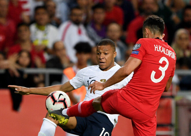 Turcijas futbolisti EČ kvalifikācijā pieveic pasaules čempioni Franciju