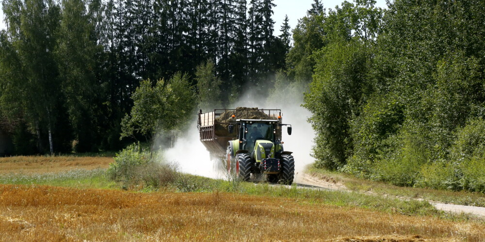 Traktors uz ceļa.