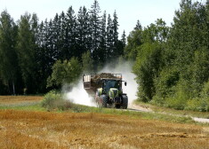 Traktors uz ceļa.