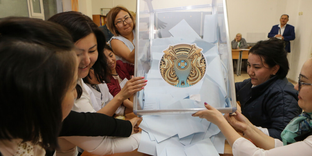 Balsotāju aptauja: Kazahstānas prezidenta vēlēšanās uzvarējis Tokajevs