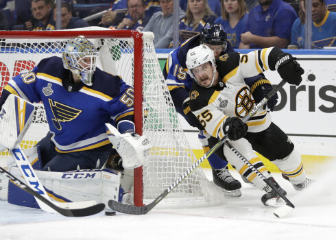 Bostonas "Bruins" panāk izšķirošo spēli Stenlija kausa finālā