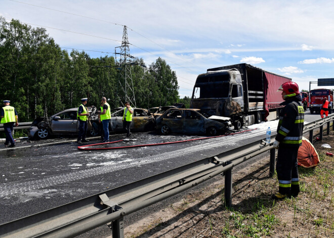 Vienai no sadursmē iekļuvušajām automašīnām bijušas Vācijas numurzīnmes, bet pārējās reģistrētas Polijā.