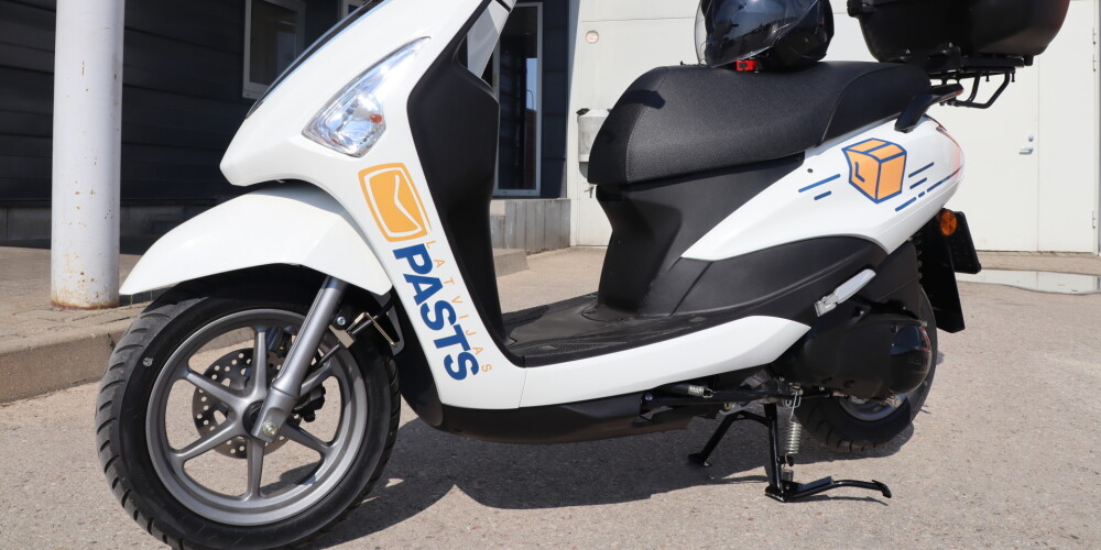 "Latvijas Pasts" testa režīmā sūtījumus piegādās ar motorolleriem