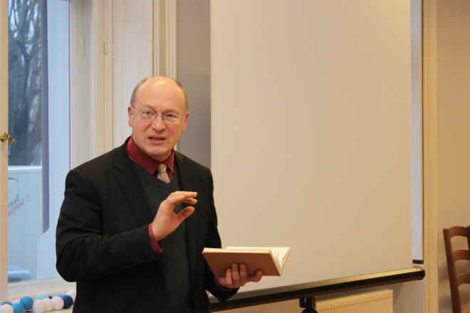Latvijas Universitātes Teoloģijas fakultātes docētājs, katoļu garīdznieks Andris Priede: “Vecākajai paaudzei Tēvreize ir rituāla lūgšanu formula, ko mainot cilvēkos raisīsim vairāk jautājumus nekā atbildes”.