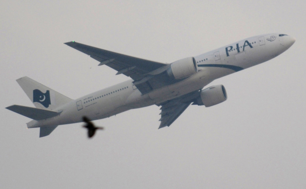 Pasažieris reisā no Lielbritānijas uz Pakistānu, meklējot tualeti, atvēris lidmašīnas avārijas izejas durvis