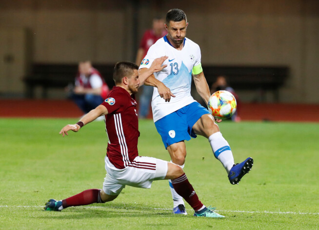 Latvijas futbola izlase pirmdien 2020.gada Eiropas čempionāta kvalifikācijas spēlē Daugavas stadionā ar 0:5 (0:4) kapitulēja Slovēnijai.