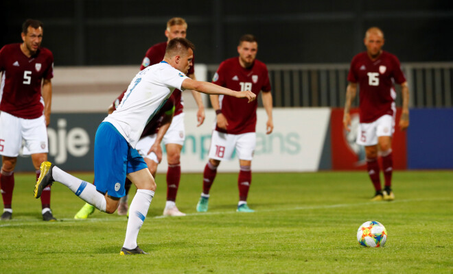 Latvijas futbola izlase pirmdien 2020.gada Eiropas čempionāta kvalifikācijas spēlē Daugavas stadionā ar 0:5 (0:4) kapitulēja Slovēnijai.