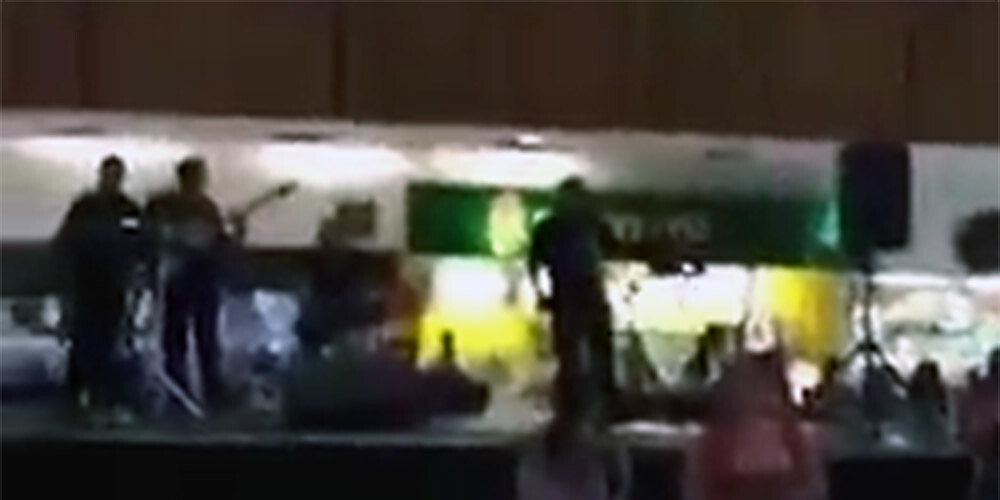 VIDEO: lūk, kā uz notikušo nelaimi reaģē applūduša tirdzniecības centra muzikanti Meksikā