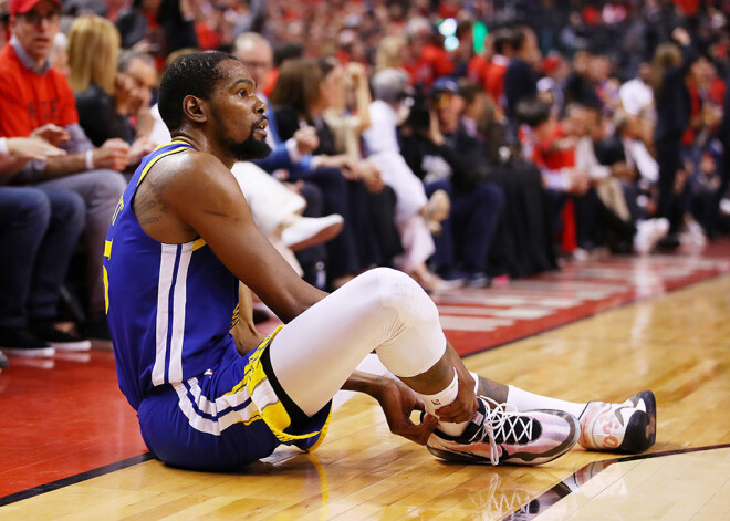 Durantam Ahilleja cīpslas savainojuma dēļ NBA finālsērijas beigusies; Toronto fani neizturas cienīgi