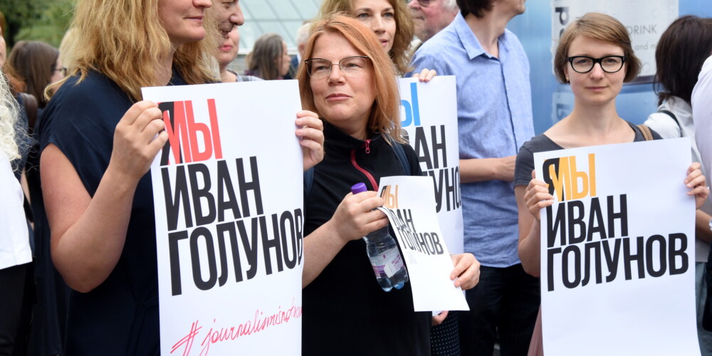 Piketētāji pie Krievijas vēstniecības aicina atbrīvot Krievijā aizturēto žurnālistu Golunovu
