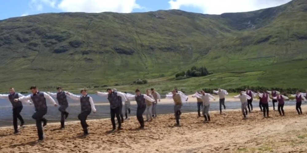 VIDEO: Īrijas latvieši apvienojas neaizmirstamā piedzīvojumā, ezera krastā izdejojot “Es izjāju Prūšu zemi”