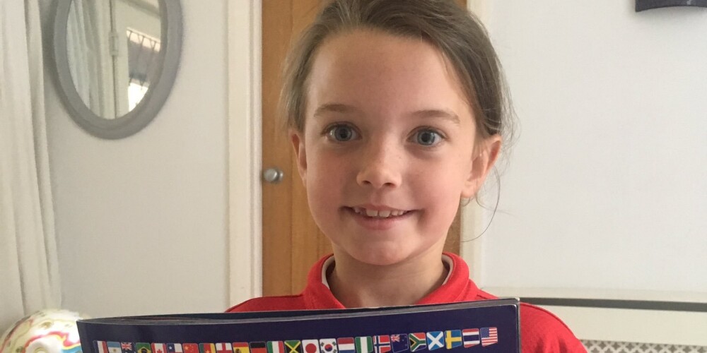 Septiņgadīga futbola fane Anglijā kritizē lielveikalus par sieviešu sportistu diskrimināciju