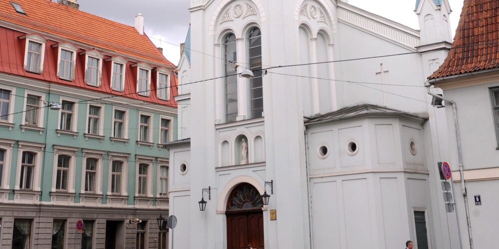 Rīgas Sāpju Dievmātes katoļu baznīcā VID izņēmis naudu un, iespējams, aizturējis prāvestu