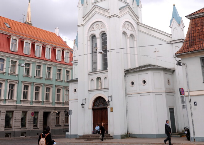 Rīgas Sāpju Dievmātes katoļu baznīcā VID izņēmis naudu un, iespējams, aizturējis prāvestu