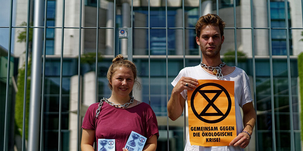 Vides aktīvisti pieķēdējušies pie Merkeles kancelejas žoga