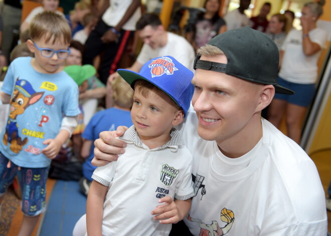 FOTO: Porziņģis, brāļi Bertāni un Kurucs sajūsmina mazos fanus Bērnu slimnīcā