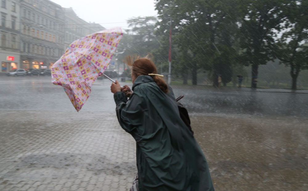Jaudīgais negaiss bez elektrības atstājis tūkstošiem māju Kurzemē un tuvojas Rīgai