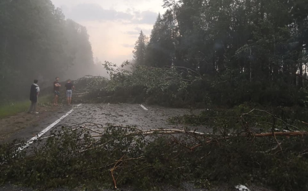 Jaudīgais negaiss izplosījies Kurzemē un bez elektrības atstājis tūkstošiem māju